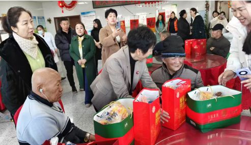 她 服務 薪火耀北疆 濃濃敬老情 呼倫貝爾市女企業家協會草原新興產業分會為福利院老人送溫暖