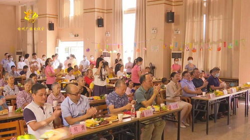 愛心企業(yè)與福利院的老人 孩子慶中秋