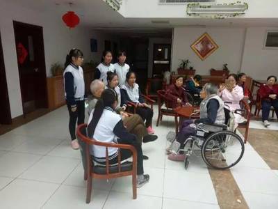 溫馨敬老院之旅,真情常駐我心間--2016級學(xué)前教育大專班走進社會福利院