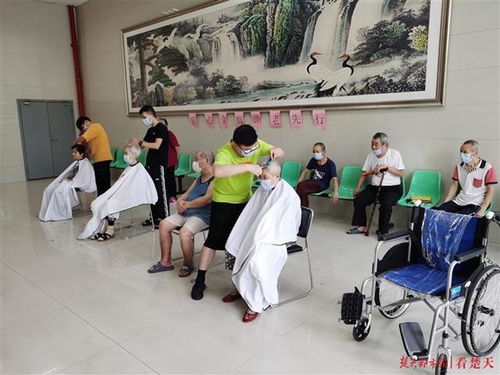 發動志愿者免費理發 老人不用出福利院享受愛心義剪