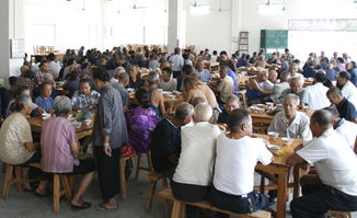 民企老板致富思源300老人提前享月餅盛宴