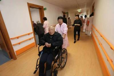 松江社會福利院老人今天搬到了新家,總院床位明年將增加至1000張