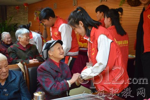 廣西南寧技師學院新校園青年志愿者到廣西社會福利院慰問演出