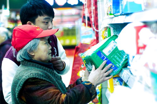 學雷鋒日 30名福利院老人開心逛超市