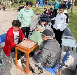 小記者與大學(xué)生攜手探訪老年社會福利院，傳遞溫暖與關(guān)愛