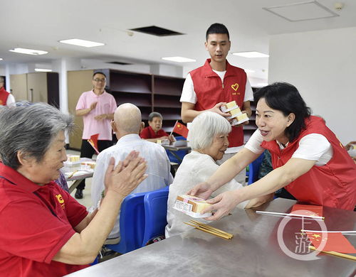 國慶溫情送暖，福利院里話家常